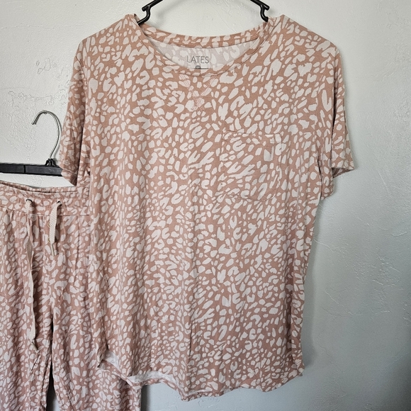 LATES by Kate Women's Medium Salmon Tan Pink Leopard Patterned Lounge Set PJs - Picture 2 of 8